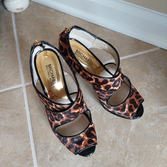 MICHAEL MICHAEL KORS AUTHENTIC CALF HAIR PEEP TOE CRISS CROSSED SANDALS - Picture 2 of 8